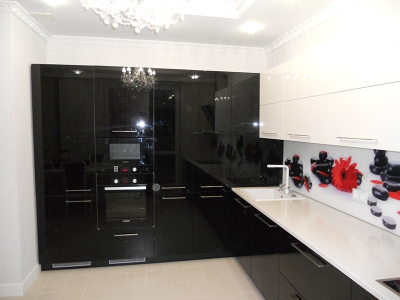 Черно-белая кухня с суперглянцеывми фасадами Акрилайн